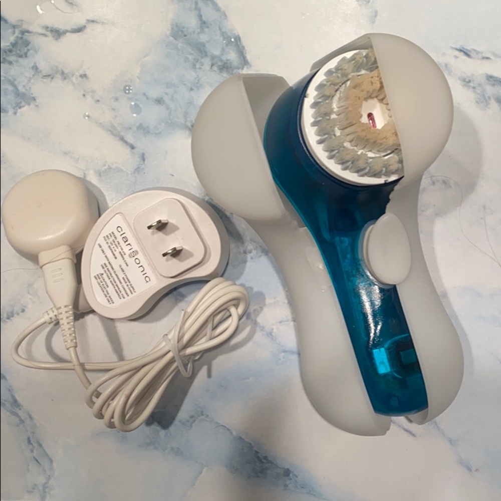 Clarisonic Mia 2: Teal with sensitive brush head.